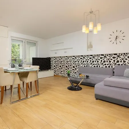 Metro Targowek Spacious Apartment With Parking By Noclegi Renters Warsaw Exterior photo