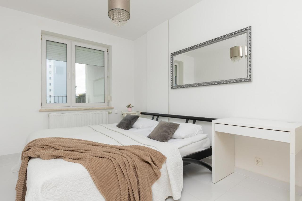Metro Targowek Spacious With Parking By Renters Varsavia
