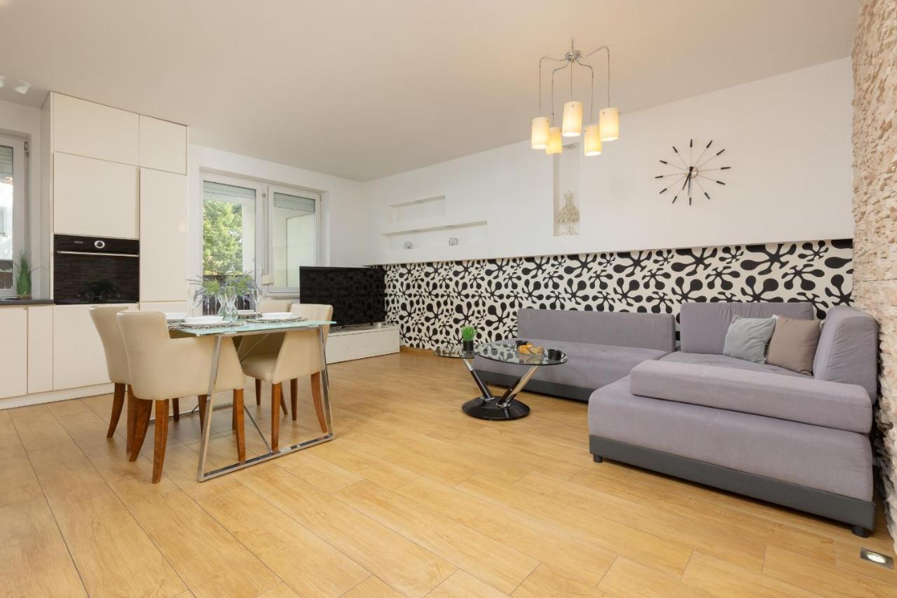 Metro Targowek Spacious With Parking By Renters Varsavia